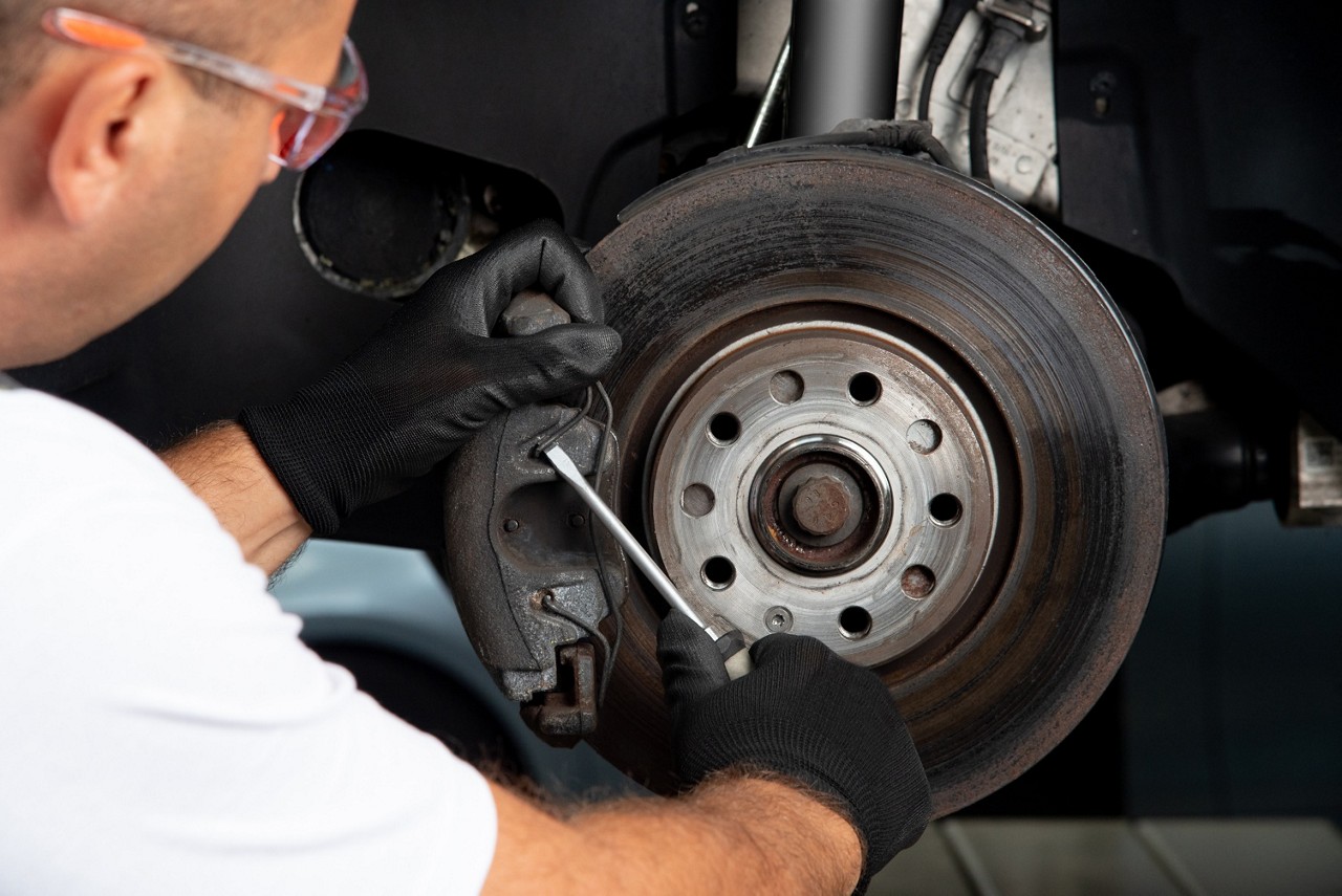 un meccanico che cambia le pastiglie dei freni