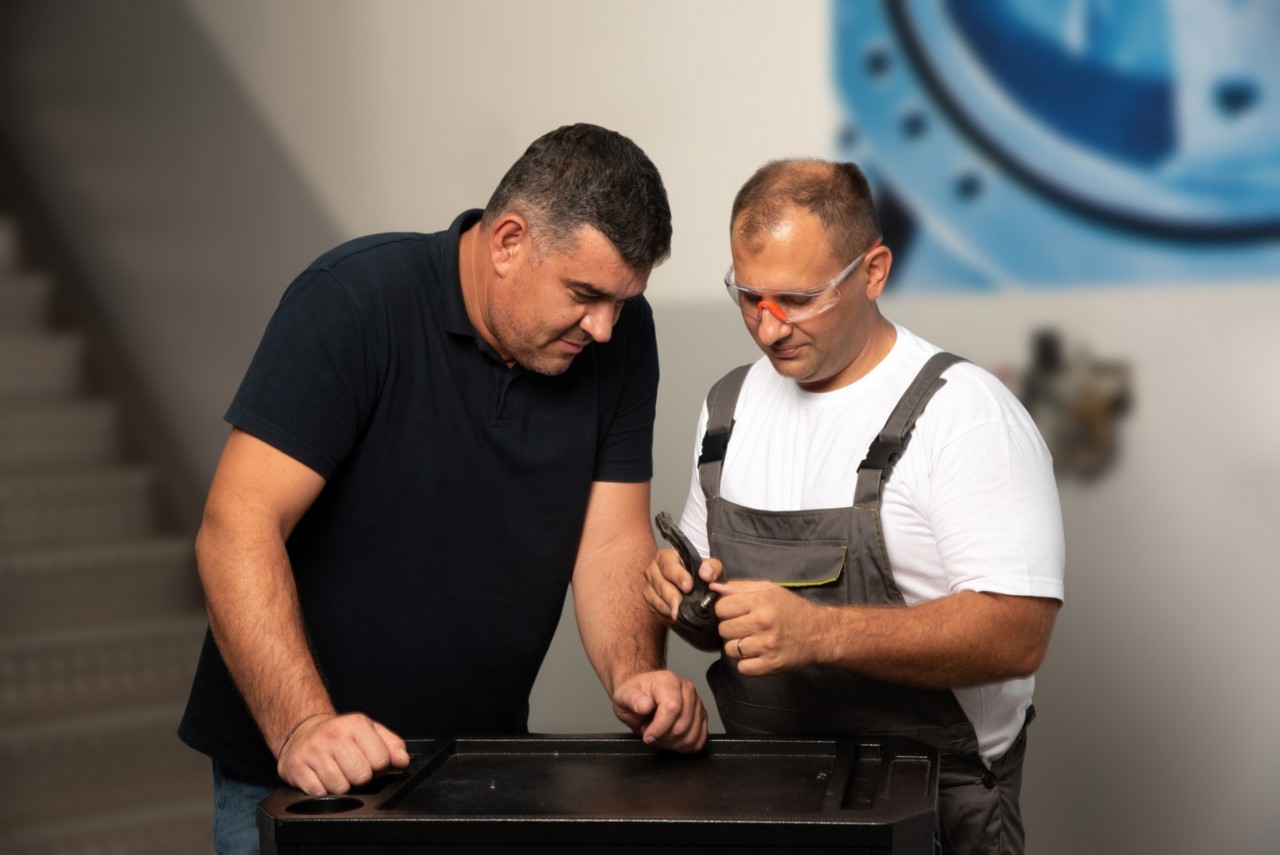 Fachowcy Garage Gurus oceniający część 